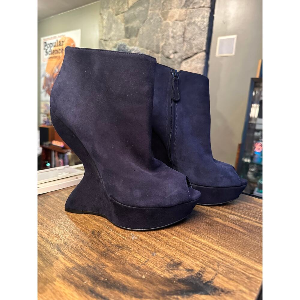 Alexander McQueen Heelless Suede Curved Wedge Ankle Peep Toe Boot EU38